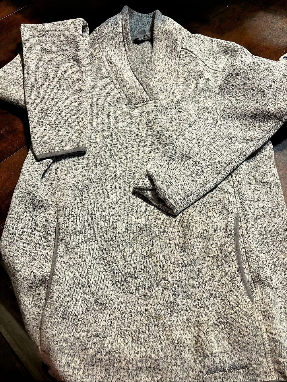 Eddie Bauer V-Neck Sweater in Gray Size Medium